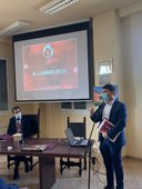 L'assessore Mammi (a dx) e il ministro Patuanelli nel corso della visita alla Cantina sociale Pedemontana.jpeg