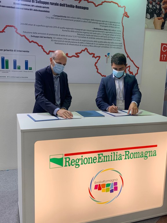 Mammi e Cherchi firmano il protocollo tra Regione e  Slow Food Italia.jpg