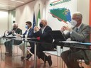 Conferenza stampa rilancio pera al centro il presidente Bonaccini e l'assessore Mammi, a sinistra il cav Bruni e a destra Della Casa.jpg