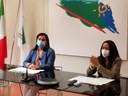 Le assessore Lori (sx)  e Priolo nel corso della conferenza stampa.jpeg