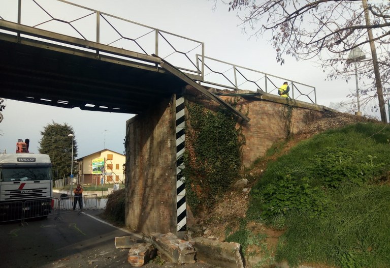 I danni al ponte a Cavriago.jpg