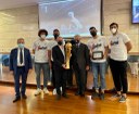 Premiazione Virtus presidente Bonaccini consegna targa a patron Massimo Zanetti con Belinelli, Pajola, Ricci, Tessitori.jpeg