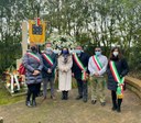 Assessore Priolo e sindaci territorio alla deposizione fiori in ricordo vittime incidente ferroviario Crevalcore.jpg
