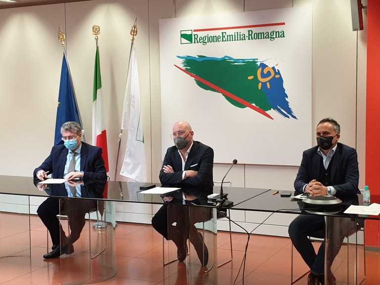 Presentazione nuovo piano ferrovie regionali. Da sinistra,Paolo Ferrecchi, Stefano Bonaccini e Andrea Corsini.jpg