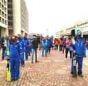 I maestri di sci nel piazzale di Viale Aldo Moro.jpeg