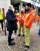 Il presidente Bonaccini con i maestri di sci.jpeg
