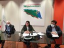 Foto della conferenza stampa, da sinistra a destra: Andrea Casagrande, Elly Schlein e Lanfranco De Franco