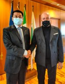 Il presidente Bonaccini (a dx) e il Console generale Kan