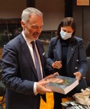 L'ambasciatore riceve in dono un libro su Dante