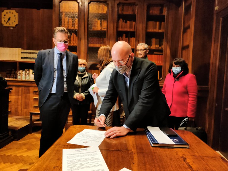 La firma del presidente Bonaccini