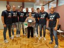 Premiazione De Akker - la squadra e la presidente con la targa