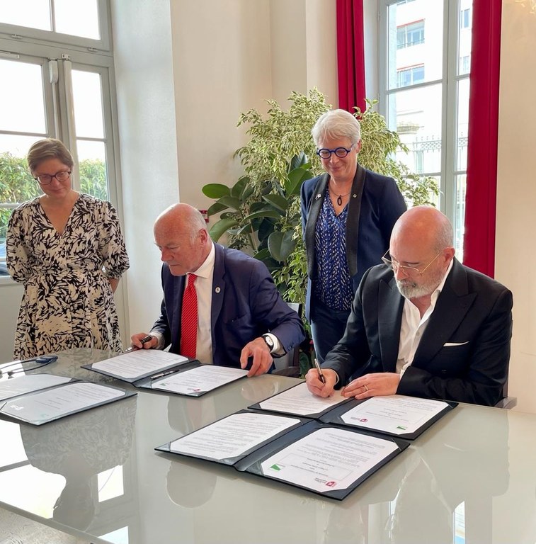 La firma dell'Accordo tra i presidenti Bonaccini e Rousset