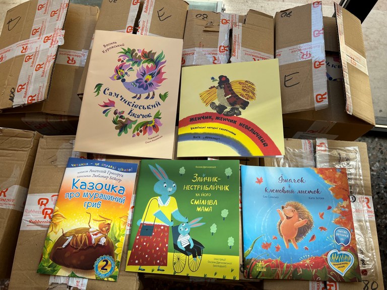 Libri per l'infanzia in ucraino in attesa di essere spediti