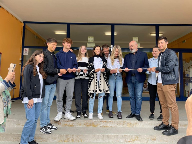 Foto dell'inaugurazione, al centro il presidente Bonaccini con alcuni studenti del liceo di Argenta