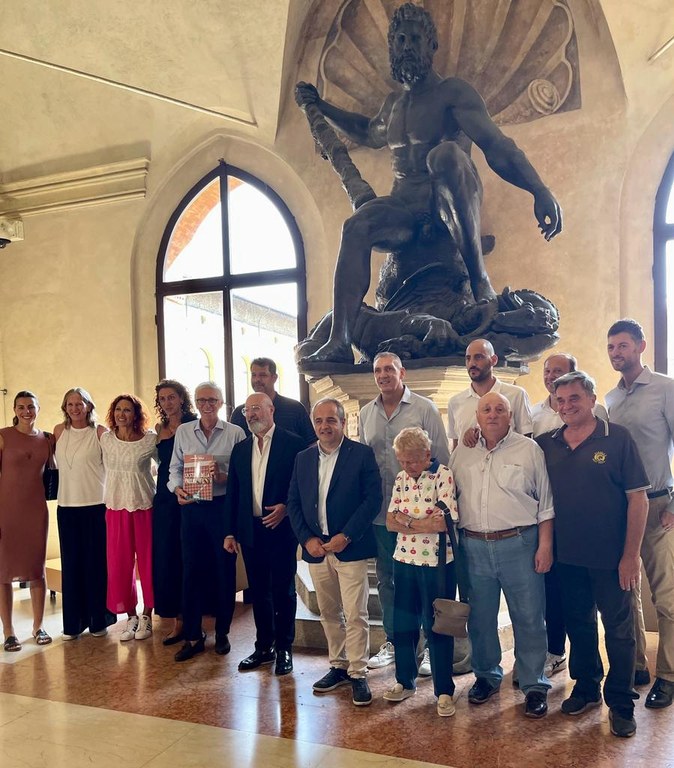 Bonaccini, Manghi, Dallari, con dirigenti e atleti della pallavolo italiana
