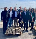 Foto - Bonaccini, Mammi e i sindaci sulla banchina