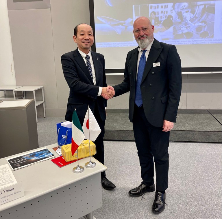 Presidente con vice presidente Jaxa Ishii