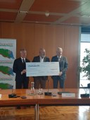 Foto -  Il presidente Bonaccini al momento della consegna simbolica della donazione