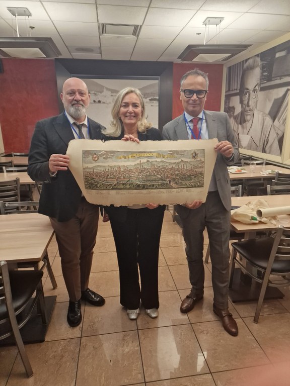 Bonaccini e Corsini con l'ambasciatrice italiana Mariangela Zappia