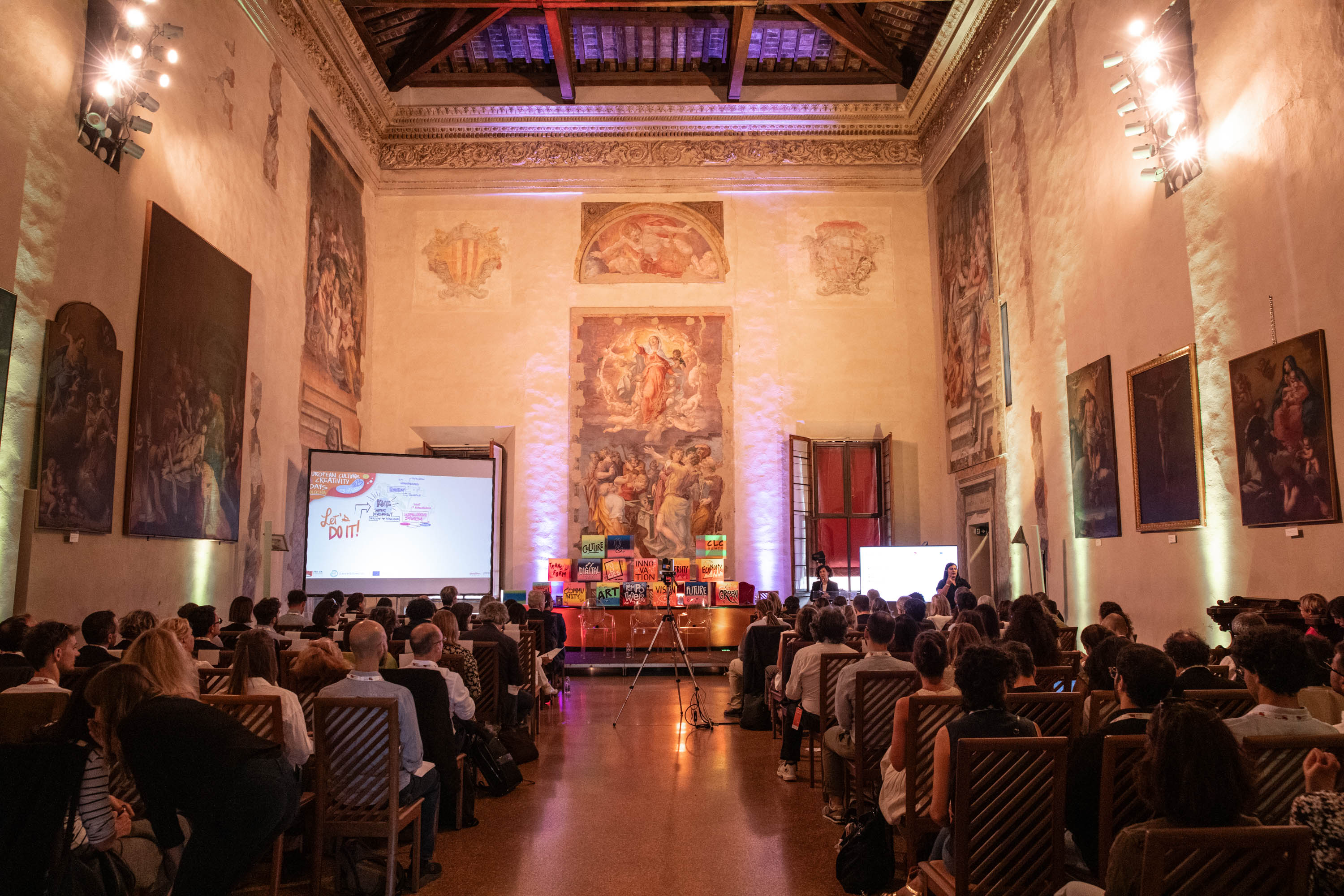 Fotografia dal fondo della sala