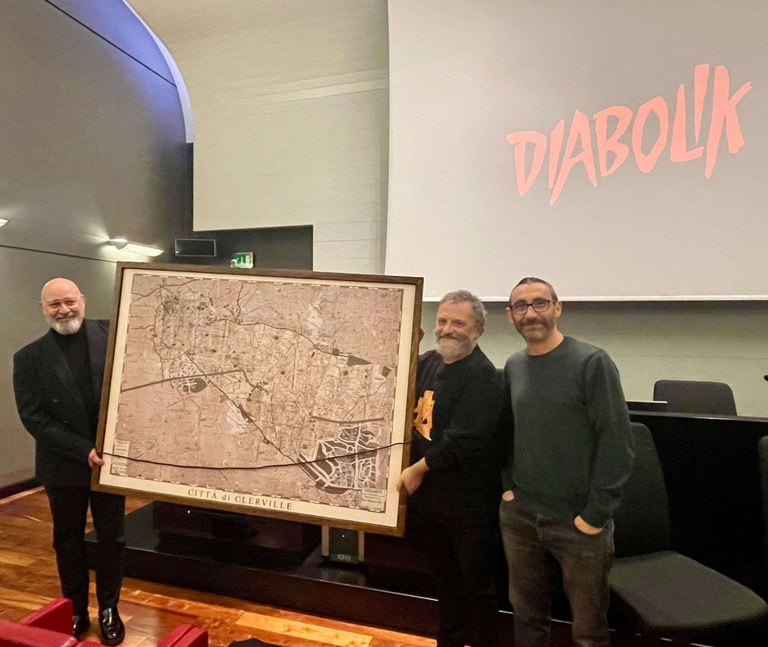 Il presidente Bonaccini riceve la mappa di Clerville dai registi Manetti Bros