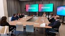 Tavolo di lavoro con direttrici e direttori