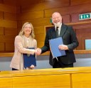 Foto - La presidente Meloni e il presidente Bonaccini dopo la firma