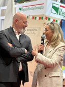 Il presidente Bonaccini allo stand della Regione