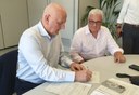 Foto - Il momento della firma dell'assessore Colla