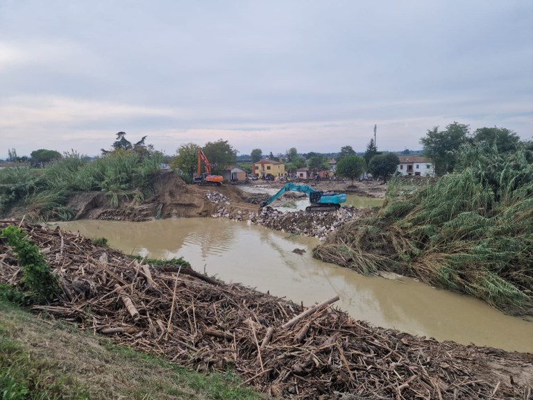 I lavori di ripristino sul fiume Lamone a Traversara