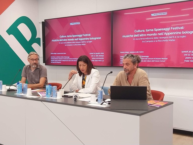 Foto - Da dx il co-direttore artistico di Spaesaggi Maver, l'assessora regionale alla Cultura Allegni, il consigliere con delega ad Ambiente e Turismo del Comune di Grizzana Morandi Marucci