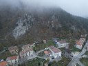 pareti rocciose con nebbia