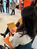 i giovani consultano i materiali della campagna.jpeg