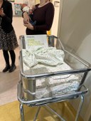 Culla con  il claim della campagna