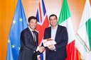 Il console Kassim Ramji con il presidente de Pascale