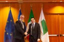 Stretta di mano tra Johan Pehrson e Michele de Pascale