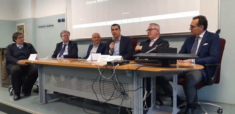 Il presidente de Pascale e gli altri relatori in conferenza stampa