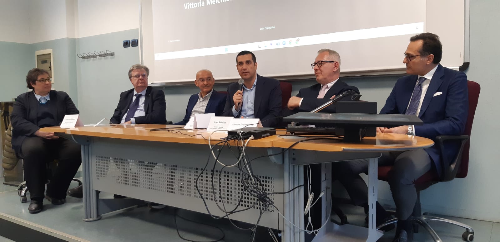 Il presidente de Pascale e gli altri relatori in conferenza stampa