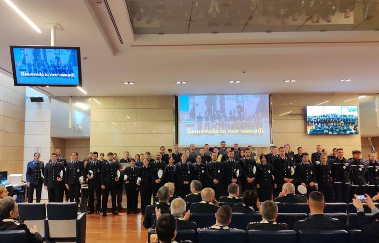 Foto di gruppo con i neo assunti