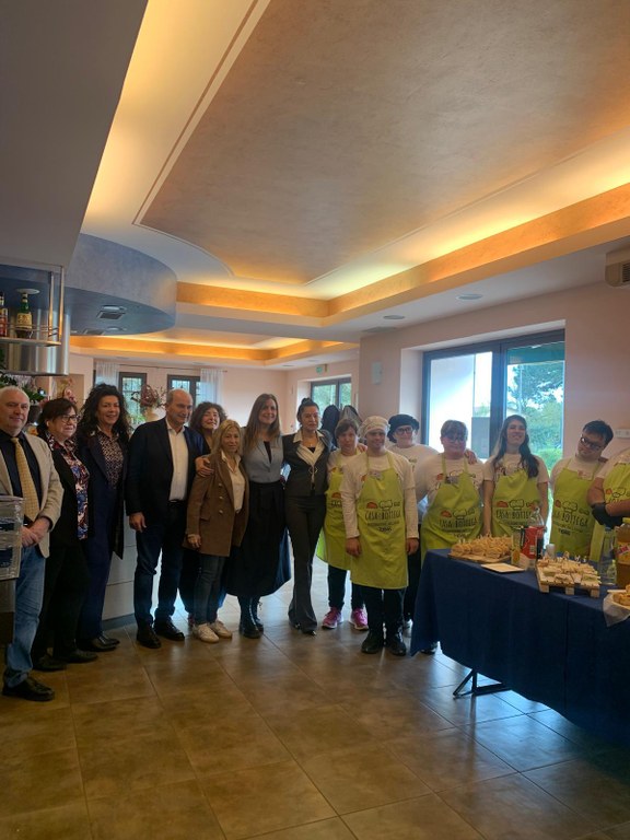 L'assessora Conti con i ragazzi di "Casa e Bottega"